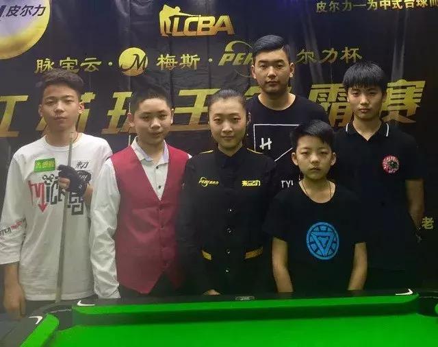 点半隆重举 点半隆重举